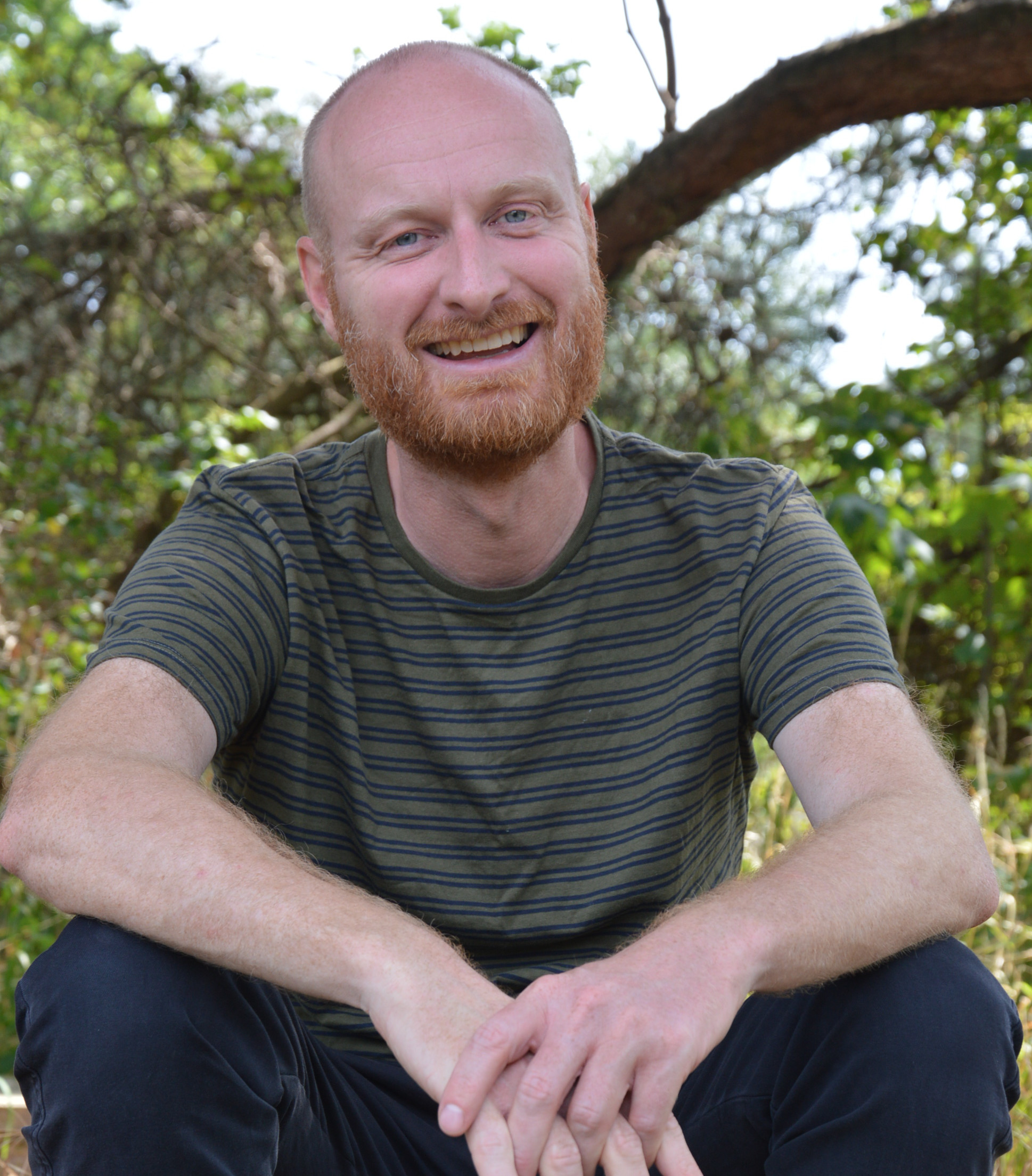 Simon er Umbraco udvikler, men sidder her i en tilgroet have og holder sommerferie.