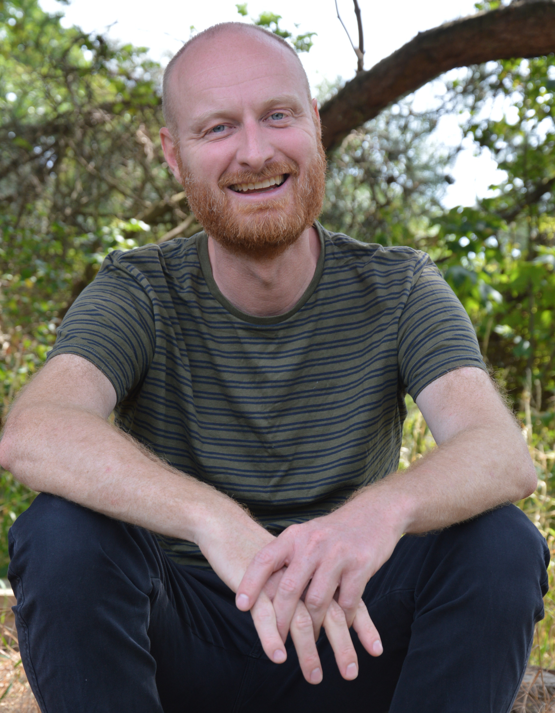 Simon arbejder med til daglig med Umbraco udvikling, men sidder her i en tilgroet have og holder sommerferie.